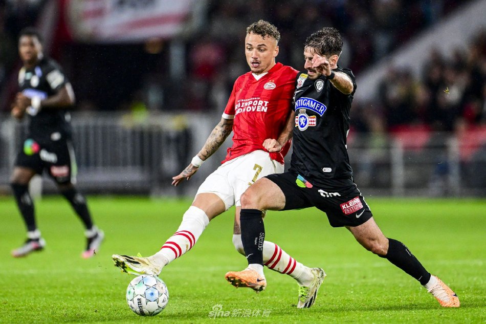 两名具备首 两名具备首